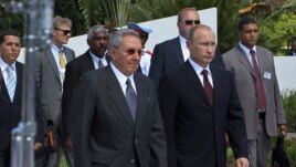 Raúl Castro (i) y Vladimir Putin (d) en la Tumba del Soldado Soviético en Artemisa. 