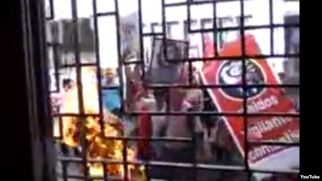 Turbas convocadas por la Seguridad del Estado amagan con incendiar la vivienda del pastor Yiorvis Bravo, sede del proscrito Movimiento Apostólico.