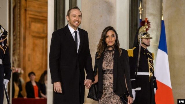 El DJ David Guetta y la modelo cubana Jessica Ledon a la entrada de la cena oficial, este lunes en París.