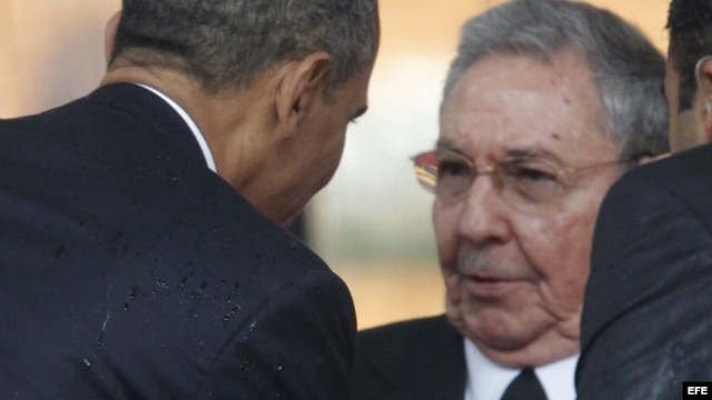 El presidente estadounidense Barack Obama (i) saluda al general cubano Raúl Castro, durante los funerales de Nelsón Mandela en Sudáfrica.