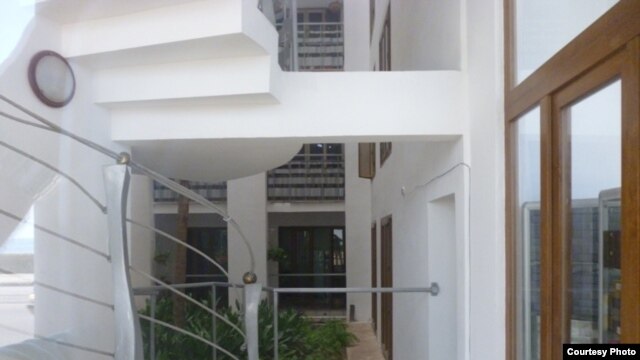 Interior de un nuevo edificio para la élite ¿Le recuerda los de microbrigadas?