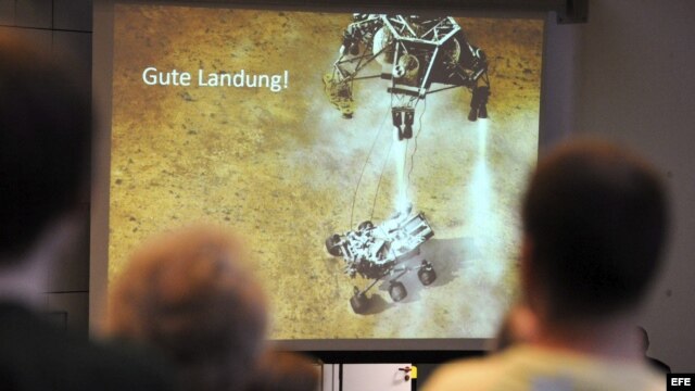 Cerca de 500 personas, entre ellos estudiantes, empleados y familiares, siguen en directo el aterrizaje del vehículo explorador Curiosity en la Universidad de Kiel (Alemania) hoy, lunes 6 de agosto de 2012. a Universidad de Kiel participa en el proyecto c