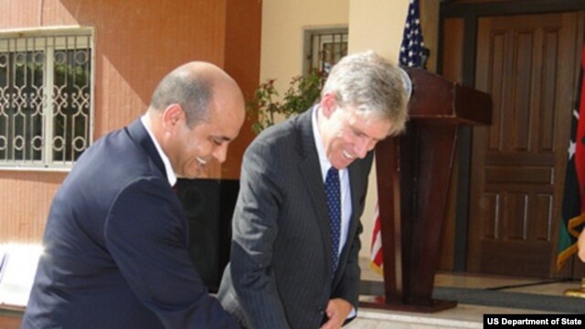 Chris Stevens (d), embajador estadounidense en Libia en la inauguración de consulado en Trípoli.