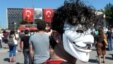  Un manifestante que cubre su rostro con una máscara participa en la protesta silenciosa del "hombre de pie" en la plaza Taksim de Estambul (Turquía).  