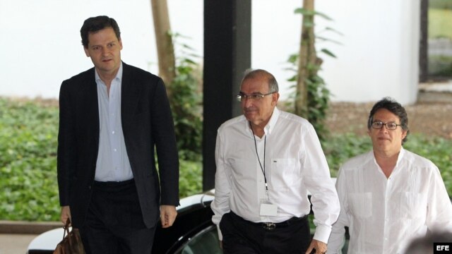El exvicepresidente Humberto de la Calle (c), líder del equipo negociador del Gobierno de Juan Manuel Santos, el alto comisionado de Paz de Colombia, Sergio Jaramillo (i), y el embajador de Colombia en La Habana, Gustavo Bell (d), llegan al Palacio de las