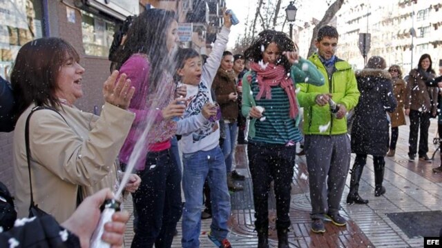 Varias personas muestran su alegría tras ser premiados en la lotería del Niño. 