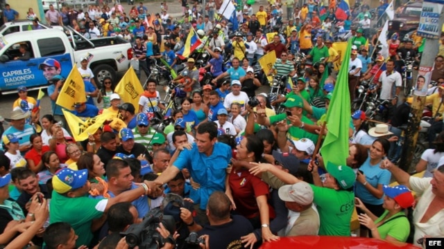 Fotografía de archivo. El candidato de la alianza opositora de Venezuela, Henrique Capriles (c), participa en un acto de campaña.