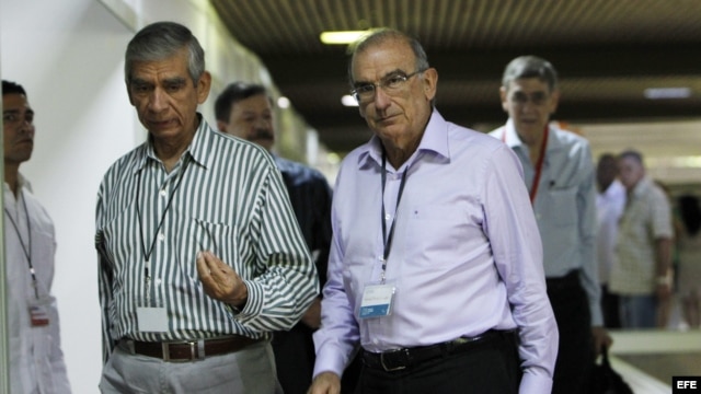 Humberto de la Calle, jefe de la delegación de paz del Gobierno, llega junto al excomandante del Ejército Nacional de Colombia, Jorge Enrique Mora Rangel (d-i), al Palacio de Convenciones de La Habana (17 de junio, 2015).