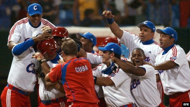 Los jugadores del equipo cubano celebran victoria. Archivo.