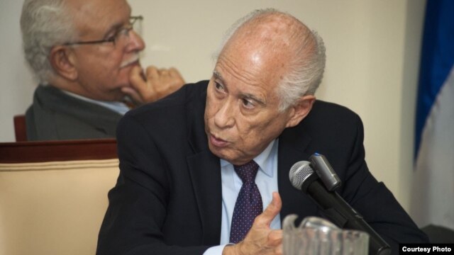 El economista cubanoamericano Carmelo Mesa-Lago.