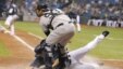 El jugador de Tampa Bay Matt Joyce (L) se desliza en el home frente al receptor de los Yankees de New York Austin Romine (R). 