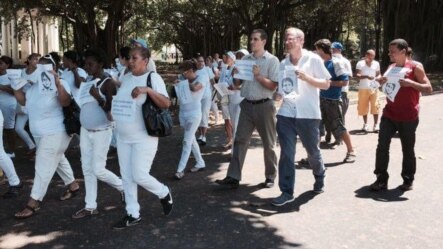 El diputado chileno Felipe Kast marcha junto a las Damas de Blanco.