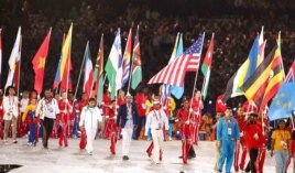 Atletas de diferentes países portan su bandera nacional, en la ceremonia de Clausura de los Juegos Olímpicos de Londres 2012, en Londres (Reino Unido).