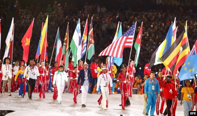 Atletas de diferentes países portan su bandera nacional, en la ceremonia de Clausura de los Juegos Olímpicos de Londres 2012, en Londres (Reino Unido).