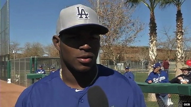 Yasiel Puig conversa sobre los retos del béisbol profesional