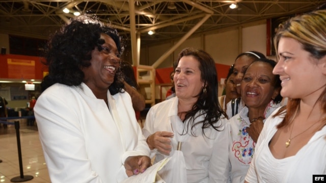 La líder de las Damas de Blanco, Berta Soler (i), habla con sus compañeras. Foto de archivo