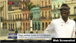 Un hombre lanza octavillas frente a las cámaras de ESPN.