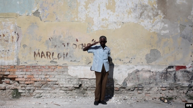 Un anciano realiza un saludo militar en una calle de La Habana (Cuba).