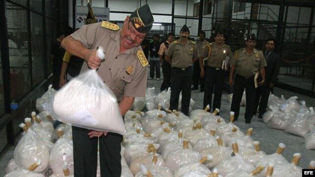 La Policía Antidrogas de Perú presentó en el puerto del Callao (Perú), un cargamento de aproximadamente dos toneladas de cocaína camuflada en 64 toneladas del mineral bentonita. 