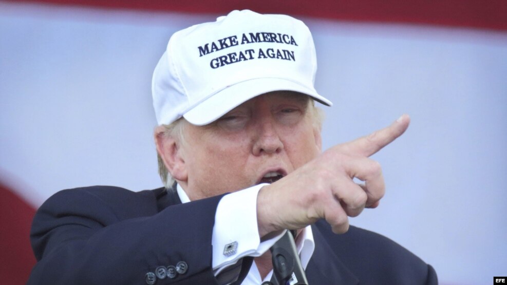 El candidato del partido republicano Donald Trump ofrece un discurso durante un acto de su campaña, en el Parque Bayfront en Miami.