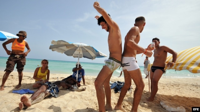 Un grupo de personas gais en la playa Mi Cayito, en La Habana.