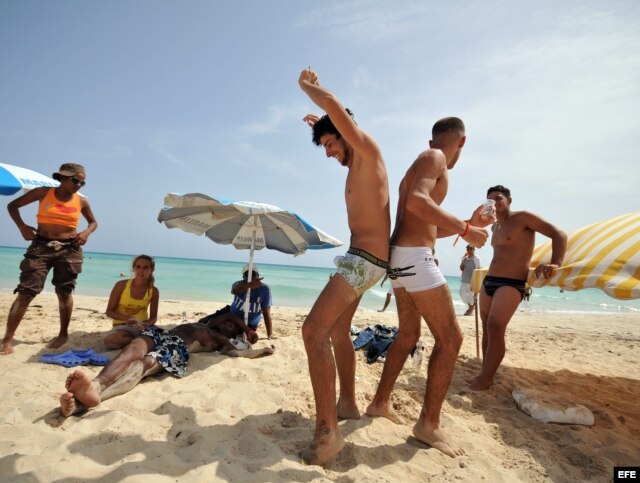 Un grupo de personas gays en la playa Mi Cayito, en La Habana (Cuba).