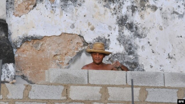 obrero del sector de la construcción en La Habana.