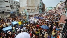 Foto de archivo. Decenas de personas participan en la procesión de la virgen de la Caridad del Cobre, patrona de Cuba, en La Habana