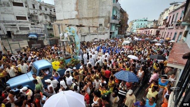 Foto de archivo. Decenas de personas participan en la procesión de la virgen de la Caridad del Cobre, patrona de Cuba, en La Habana