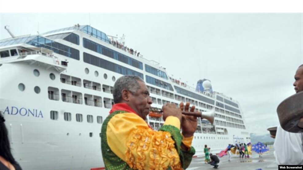 Reciben al Adonia con tradicionales cornetas chinas en Santiago de Cuba. 