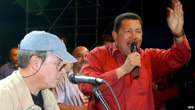Los venezolanos probablemente no volverán a ver al mismo hombre fuerte que conocían cantando desde las tribunas. En la foto, con Silvio Rodríguez.