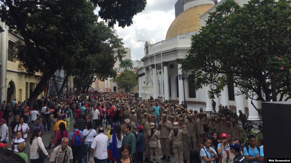Chavistas rodean la entrada al Parlamento venezolano, impidiendo la entrada a los legisladores de la oposición.