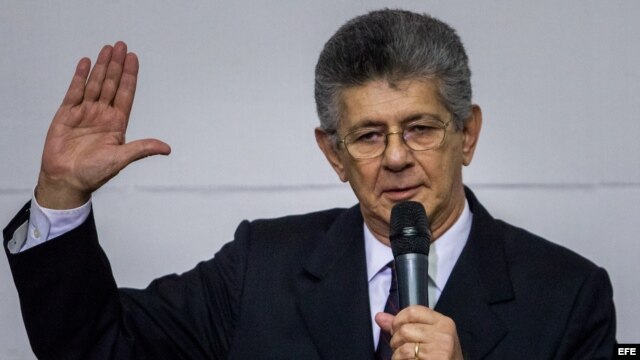 El presidente de la Asamblea Nacional, Henry Ramos Allup juramenta su cargo durante la instalación de la Asamblea Nacional.