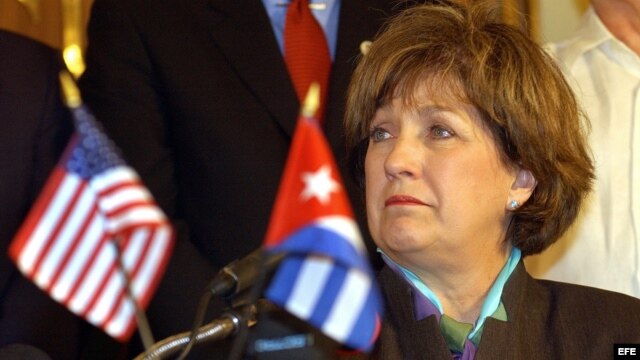 La entonces gobernadora del estado de Louisiana, Kathleen Blanco tras firmar un acuerdo comercial con Pedro Alvarez, Presidente de la Empresa cubana ALIMPORT. EFE