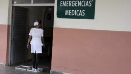 Enfermera cubana se desinfecta los zapatos a la entrada de un hospital en La Habana, Cuba 