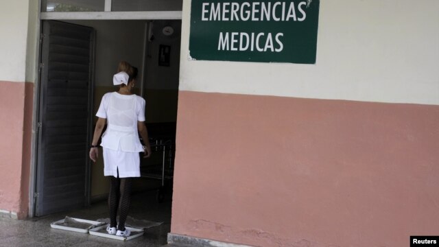 Enfermera cubana se desinfecta los zapatos a la entrada de un hospital en La Habana, Cuba 