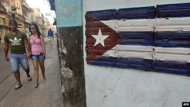 Una pareja camina por una calle en La Habana. EFE/Ernesto Mastrascusa