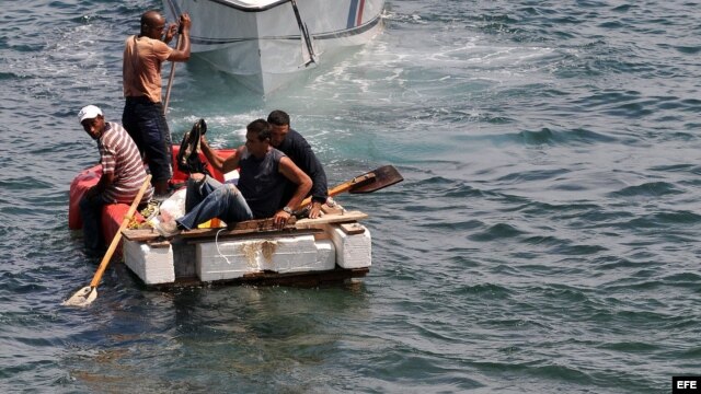 Balseros cubanos en el Estrecho de la Florida