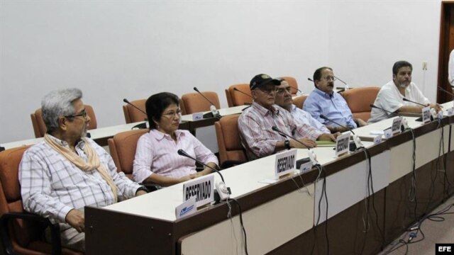 Los miembros de la Fuerzas Armadas Revolucionarias de Colombia (FARC), de izquierda a derecha, Hermes Aguilar, Sandra Ramírez, Ricardo Téllez, Mauricio Jaramillo, Andrés París y Marcos León, en La Habana. 