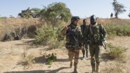 Soldado francés (i) conversando con un soldado maliense en el norte de Bamako (Mali), durante la operación Serval.  