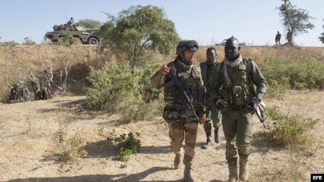 Soldado francés (i) conversando con un soldado maliense en el norte de Bamako (Mali), durante la operación Serval.  