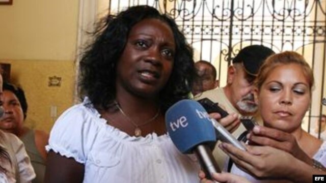 La portavoz de las Damas de Blanco, Berta Soler (C).