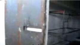 Esta celda tapiada filmada en la prisión cubana Combinado del Este tiene por puerta una plancha de metal.