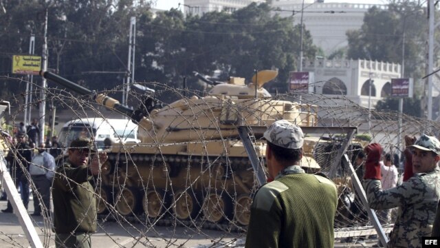  Un tanque del ejército egipcio en las inmediaciones del Palacio Presidencial, donde se produjeron choques violentos entre partidarios y opositores del presidente egipcio, Mohamed Morsi.