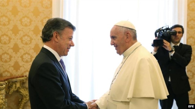 El papa Francisco (dcha) conversa con el presidente de Colombia, Juan Manuel Santos, durante una audiencia privada en el Vaticano, hoy, lunes 15 de junio de 2015. EFE/Alessandro Di Meo/Pool.