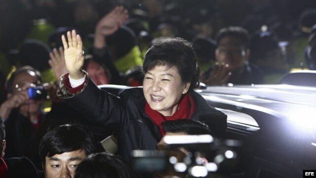  La candidata conservadora Park Geun-hye saluda a sus seguidores a su llegada a la sede del partido Saenuri en Seúl, Corea del Sur, el 19 de diciembre del 2012. 
