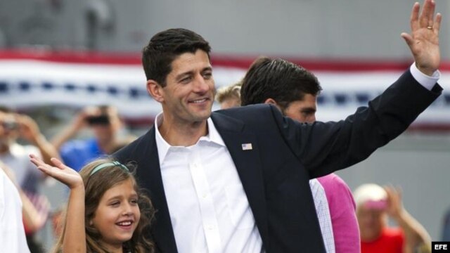 El candidato para la vicepresidencia del partido republicano para los Estados Paul Ryan (d) y su hija Liza (i) durante su acto de presentación celebrado en el museo naval de Nauticus en Norfolk, Virginia, Estados Unidos el 11 de agosto de 2012. EFE/Jim Lo