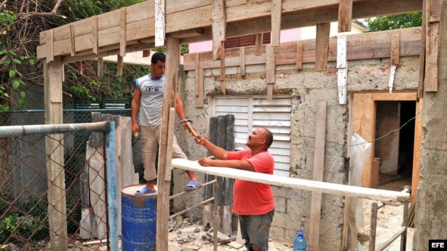 Ciudadanos construyen viviendas en Habana