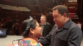 Archivo - Hugo Chávez, junto a Rigoberta Menchú, durante el acto de clausura del "Foro de Sao Paulo" en Caracas. 