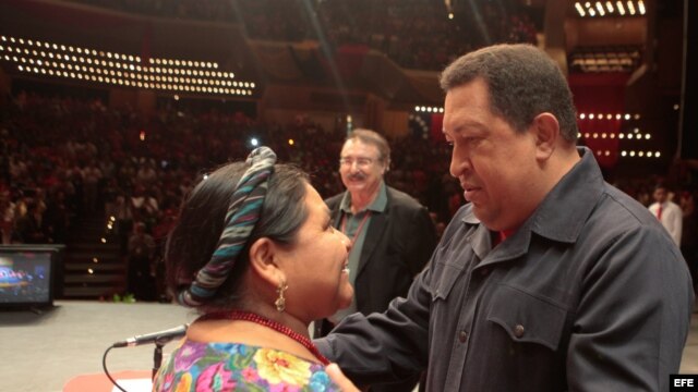 Archivo - Hugo Chávez, junto a Rigoberta Menchú, durante el acto de clausura del "Foro de Sao Paulo" en Caracas. 